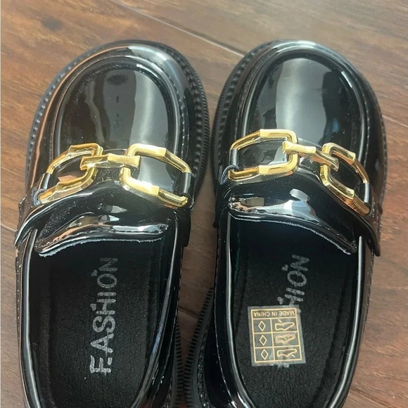 Black patent faux leather loafers with gold buckle- NWOT size 9 US-fashionable - Picture 2 of 8
